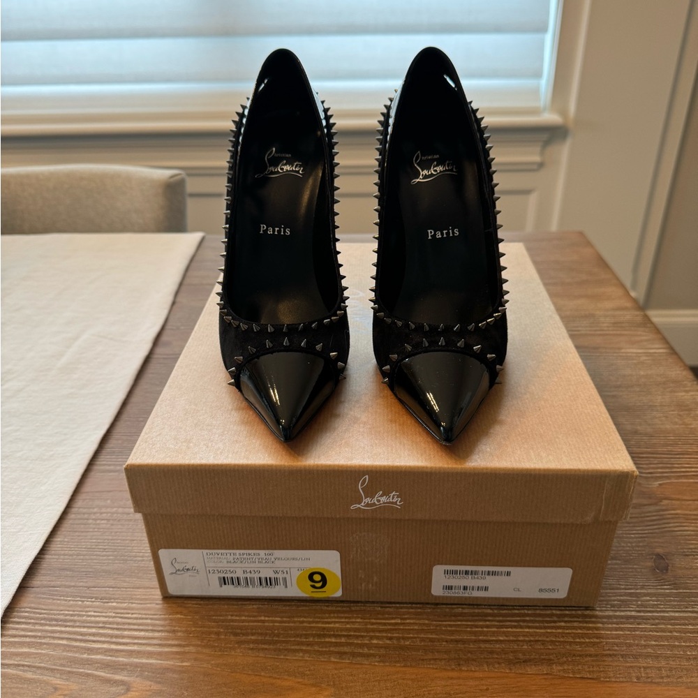 Christian Louboutin's Duvette Spikes pumps European size 40






Made in Italy